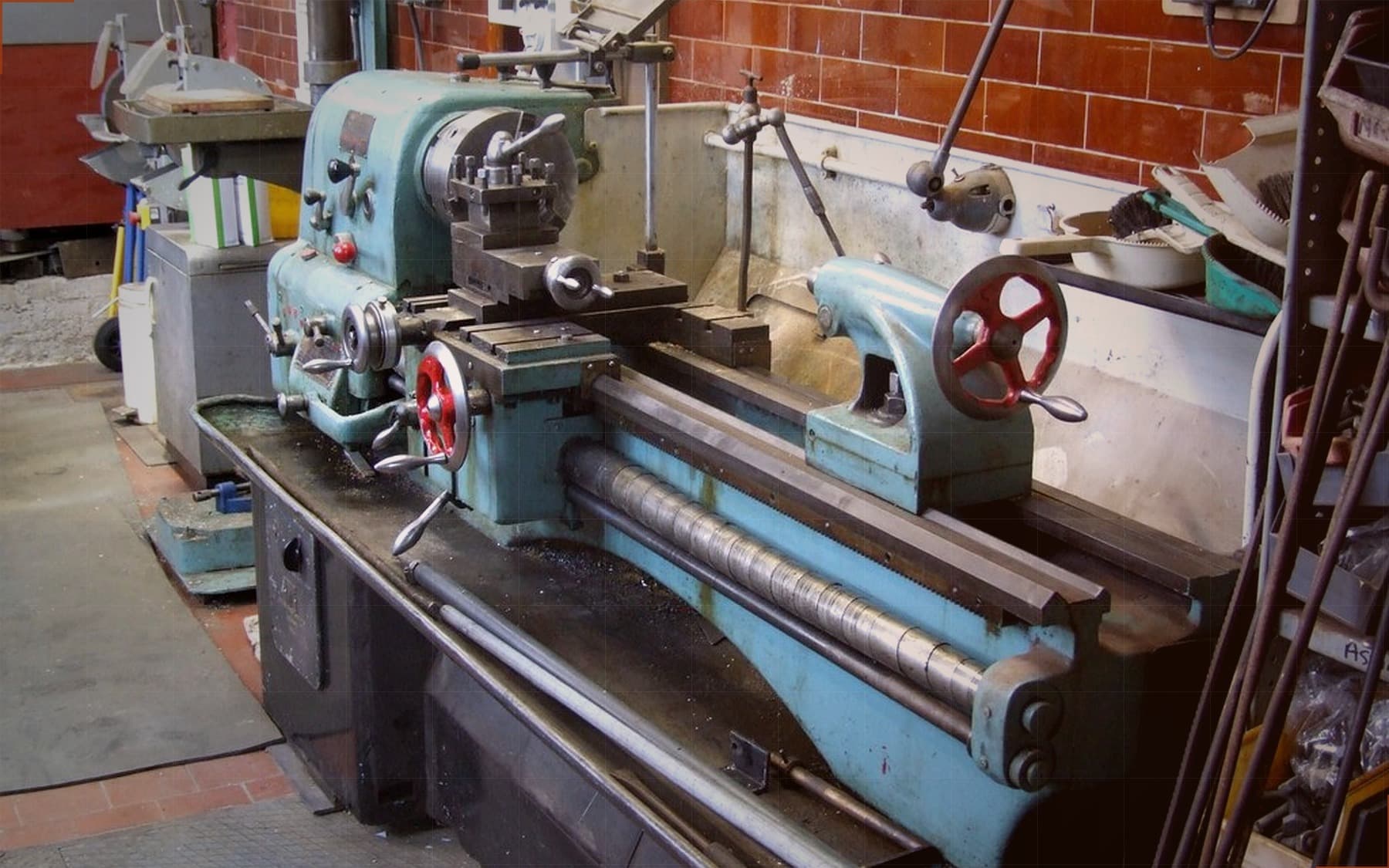 Centre lathe for precision turning
